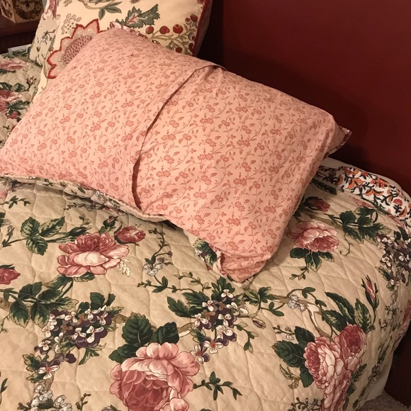 Pottery Barn F/W quilt with two matching standard Shams and pillow cover - Picture 5 of 9